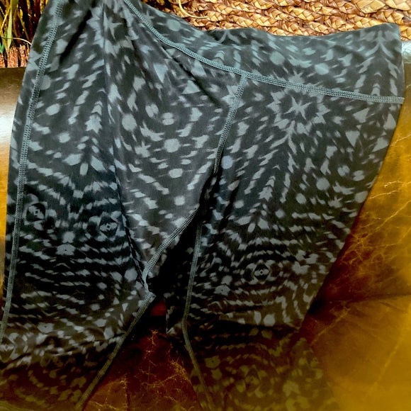 Zella Gray Black Print Medium - Picture 2 of 4